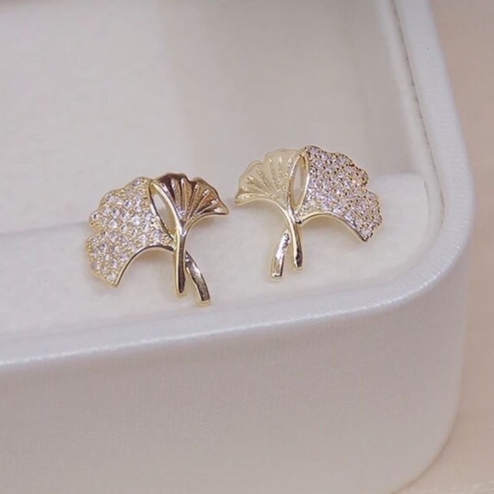 💎NEW 14K Gold plated CZ Crystal Ginkgo Leaf Stud earrings